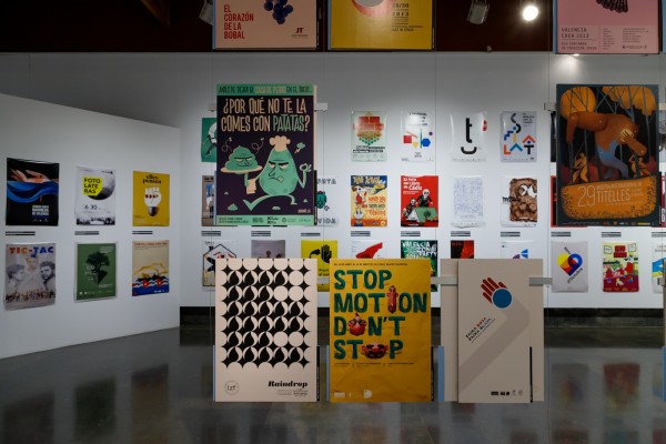 'Prohibit fixar cartells', la exposición de 600 carteles valencianos que desafía su propio título