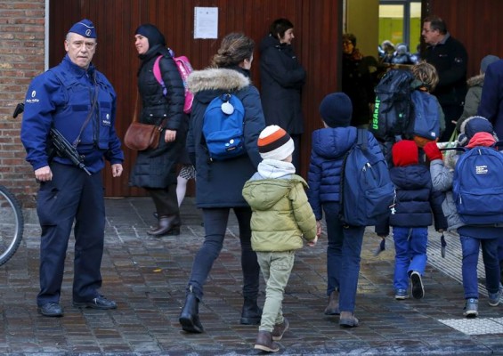 Bruselas reabre los colegios y metros para recuperar normalidad pese a la amenaza