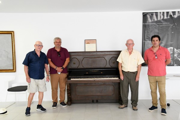 Un familia de Xàbia dona un piano alemán de 150 años que se compró para decorar un bar en los años 30