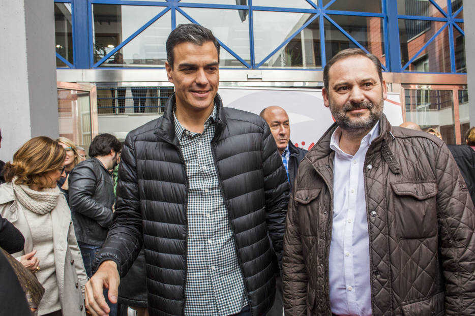 Pedro Sánchez junto a José Luis Ábalos, su mano derecha en la Comunitat Valenciana, durante un mitin en Xirivella. Foto: EVA MÁÑEZ - 
