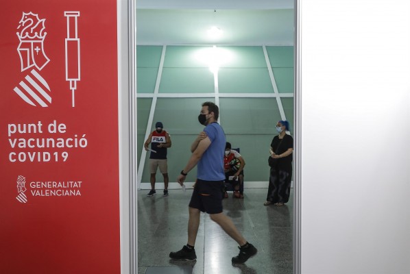El 64,5% de los valencianos mayores de edad ya han recibido la pauta completa de la vacuna