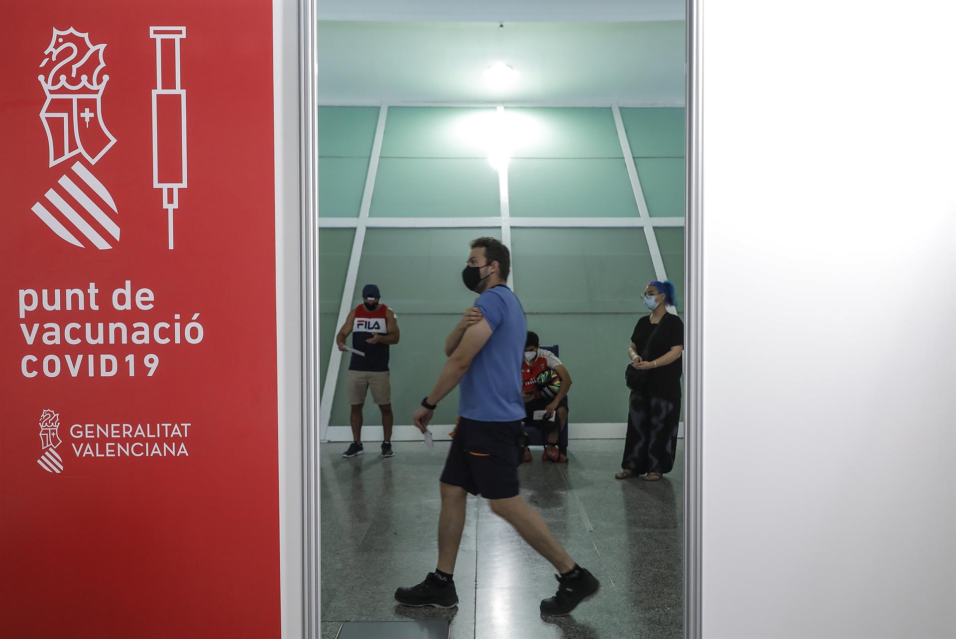 El 64,5% de los valencianos mayores de edad ya han recibido la pauta completa de la vacuna