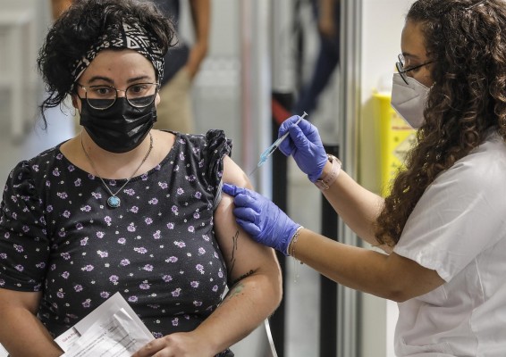 Bruselas dice que administrar una tercera dosis de la vacuna es decisión de los países 