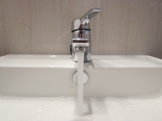 València, entre las ciudades con la factura del suministro agua más cara, según Facua