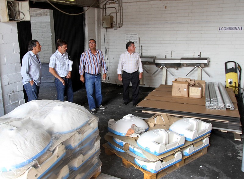 El empresario Enrique Ortiz, inspecciona los trabajos llevados a cabo en el Rico Pérez, en el verano de 2010. Foto: JUAN CARLOS SOLER - 
