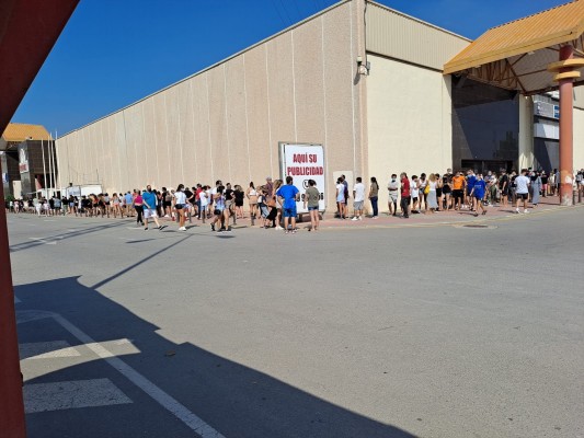 Denuncian hasta dos horas de espera y desmayos en la vacunación a los jóvenes en Cartagena