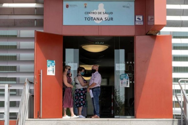 Los centros de salud de la Región en las zonas de alta incidencia por la covid abrirán por las tardes