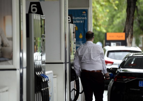 Los carburantes tocan nuevos máximos anuales y llenar el depósito es hasta un 21,8% más caro 