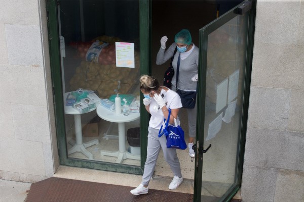 El Gobierno trabaja con las CCAA para frenar el aumento de contagios en residencias de mayores
