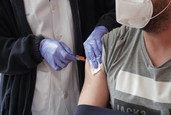 	Alicante registra otra subida de contagios y llega a los 826, aunque sigue reduciendo los ingresos