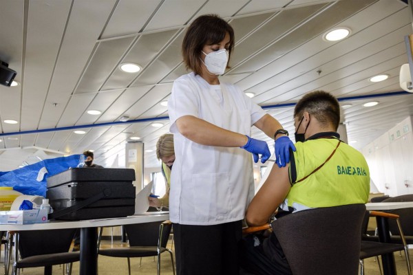 Baleària completa esta semana la vacunación de sus tripulaciones contra la Covid
