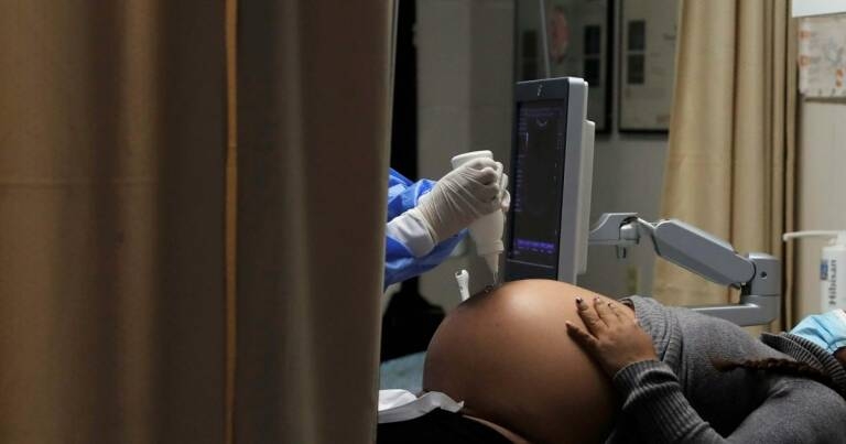 Sanidad prioriza vacunar a mujeres embarazadas para que estén imnunizadas al final del segundo trimestre