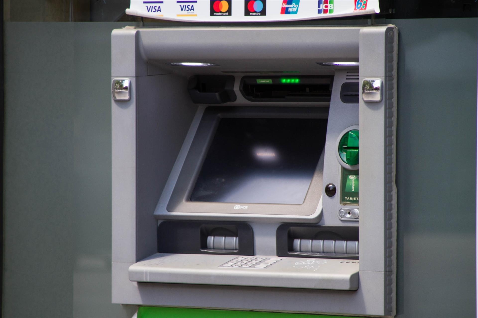 Más de 106.000 valencianos no tienen un punto de acceso a su dinero efectivo en su municipio