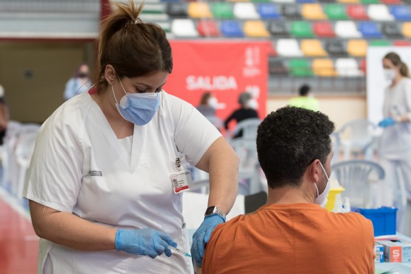  El 57% de los casos de covid asociados a brotes en la Comunitat son en jóvenes de hasta 34 años