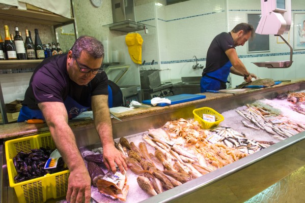 La empresa valenciana Bajabajo desarrollado una 'app' para comprar 'online' en cuatro mercados