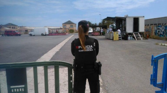 La presencia policial en La Manga mengua hasta una patrulla de lunes a jueves