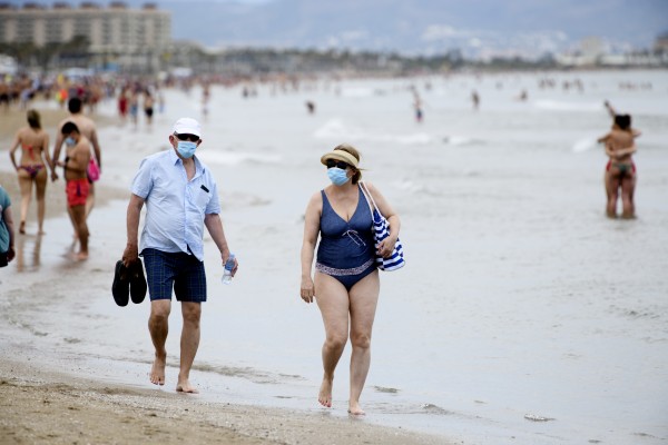 Valencia desarrolla un proyecto europeo para limpiar las playas de pajitas de colores
