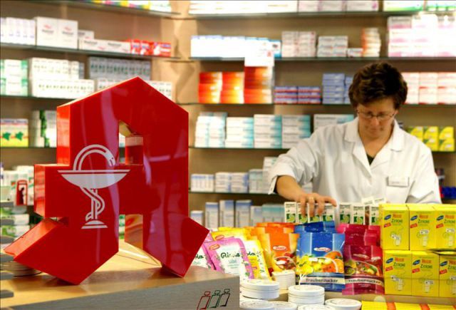 Sanidad quita a las farmacias la dispensación de medicamentos a residencias