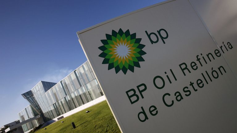 BP gana más de 6.500 millones hasta junio, eleva el dividendo y recomprará acciones propias