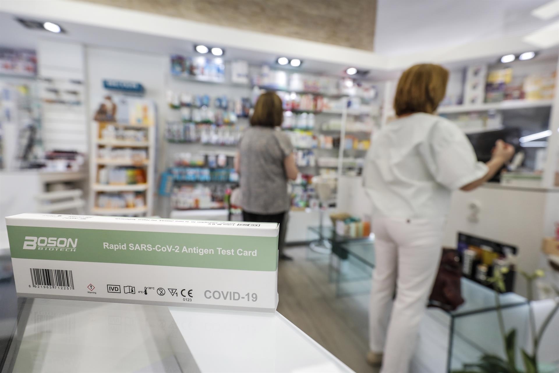 Las farmacias valencianas venden 32.000 test de antígenos en la primera semana sin receta, según IQVIA