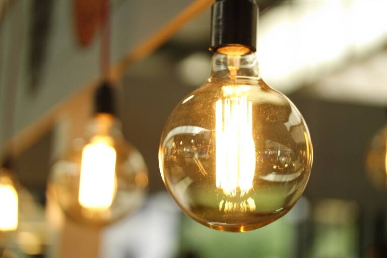 El precio de la luz cae un 1% para este miércoles, pero sigue por encima de los 105 euros/MWh