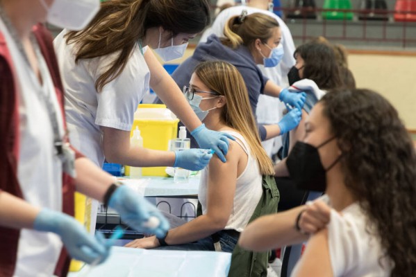 El 70 % de la población valenciana mayor de edad estará inmunizada la tercera semana de agosto
