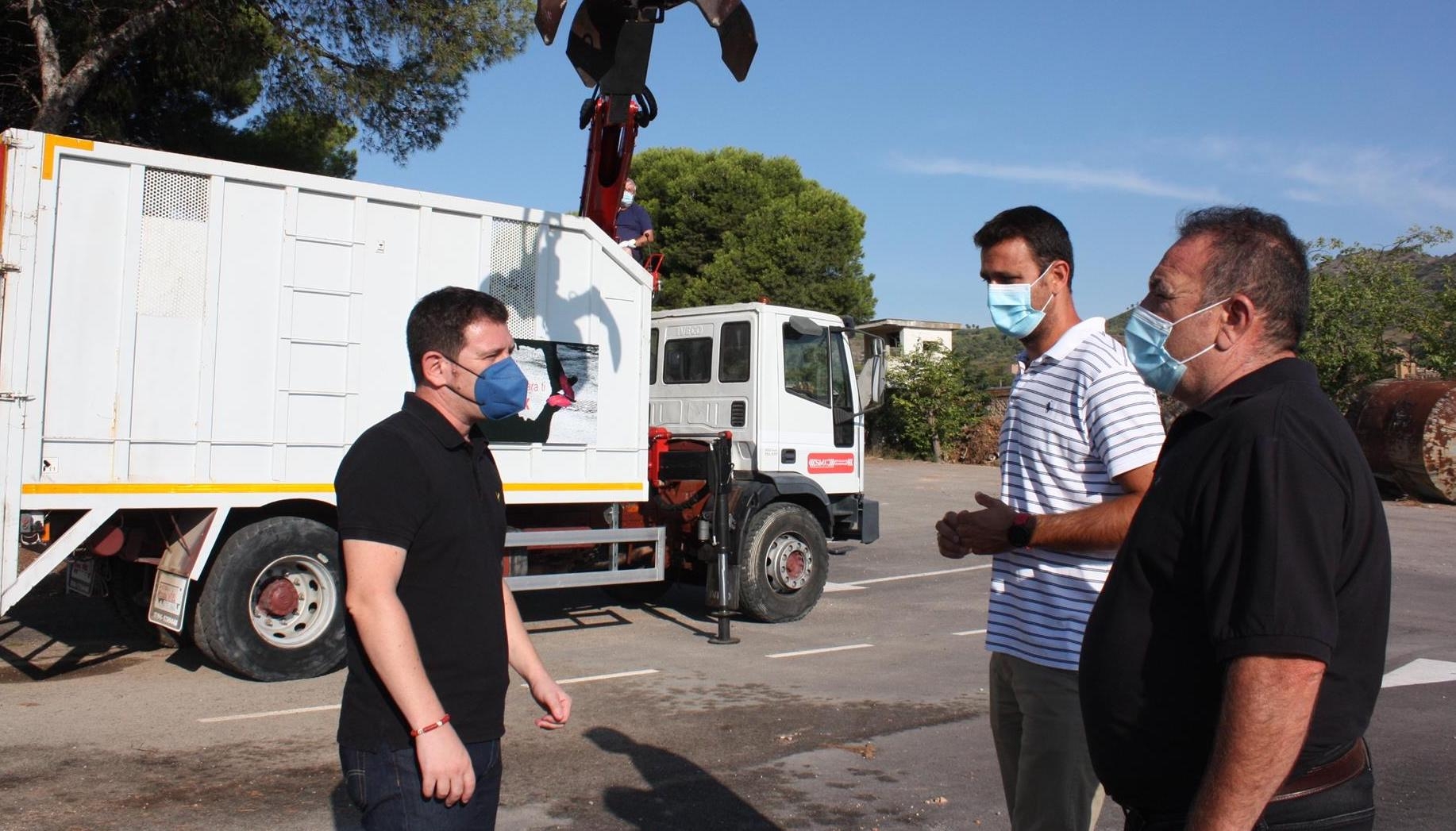 Castelló aumenta las frecuencias de recogida de poda con un nuevo camión pluma