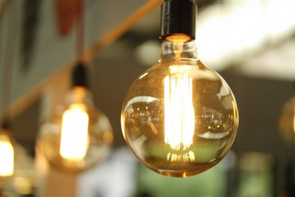 El precio de la luz cae un 1% para este miércoles, pero sigue por encima de los 105 euros/MWh