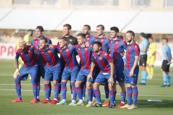 Paco López se deja a doce futbolistas en Valencia ante la carga de partidos