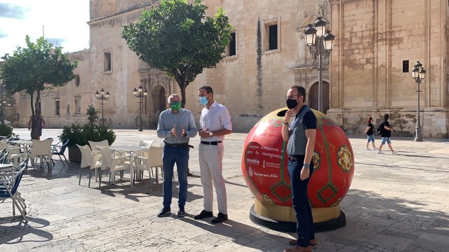 Ecovidrio presenta en Elche 30 contenedores de vidrio con motivos de la Mangrana del Misteri 