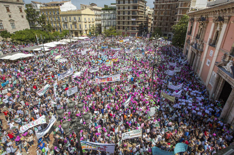 La última movilización en la Plaza de la Virgen. Foto: MARGA FERRER - 