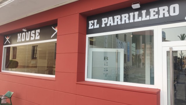 Los Alcázares amplía su oferta gastronómica con dos aperturas: 'El Parrillero Grill House' y 'La Cafetería'