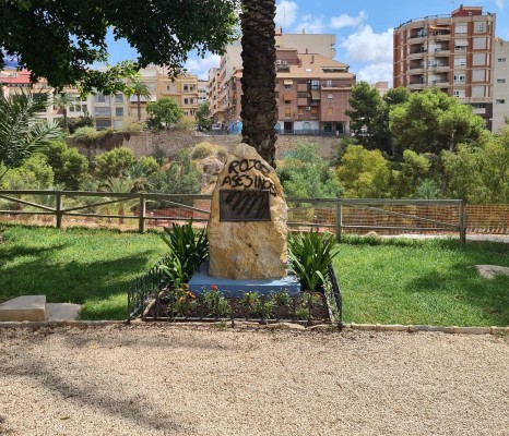 El monolito republicano de la Avinguda de la Comunitat Valenciana de Elche, vandalizado 