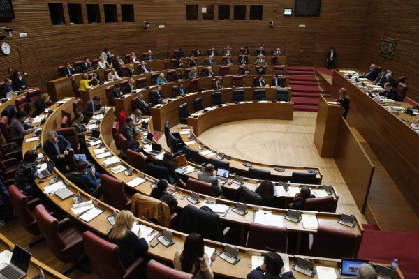 El pleno aprueba que los órganos de les Corts sean paritarios