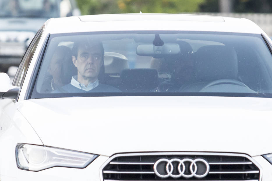 Miguel López abandona la cárcel de Alicante, este lunes. Foto: PEPE OLIVARES - 