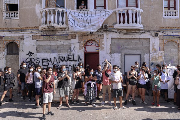 Paralizan durante 10 días el desalojo de viviendas en la Cruz Cubierta de València