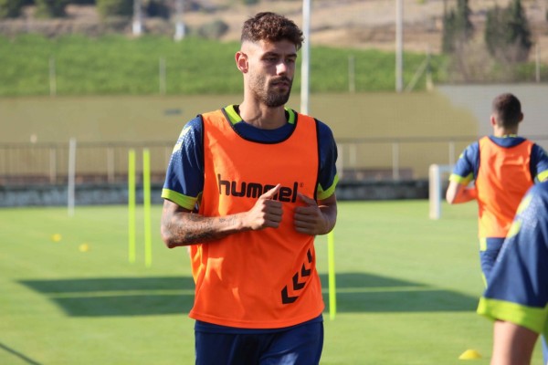 El UCAM CF rescinde el contrato del centrocampista Adri León