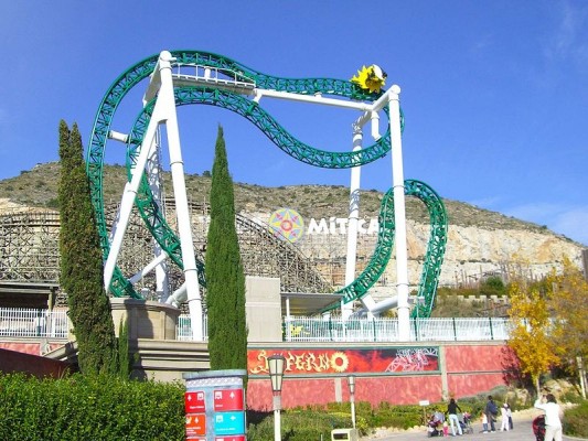 La jueza apunta a un defecto en el diseño de la atracción de Terra Mítica donde murió un joven