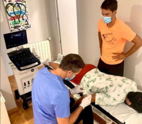 Alcaraz se trata el codo con plasma rico en plaquetas y está 