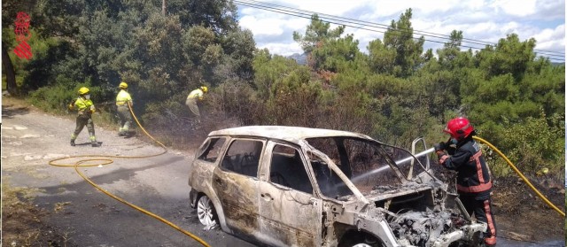Arde una autocaravana en Alcalà de Xivert y obliga a cortar la AP-7 en los dos sentidos durante 2 horas