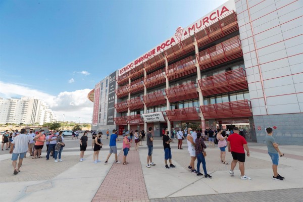 Los menores murcianos reciben con emoción su primera dosis de la vacuna