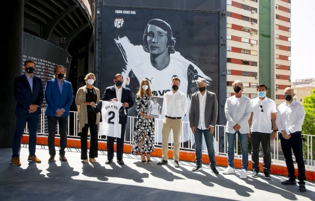 El Valencia CF y Puma homenajean a las leyendas de Juan Sol y Carlos ‘Lobo’ Diarte