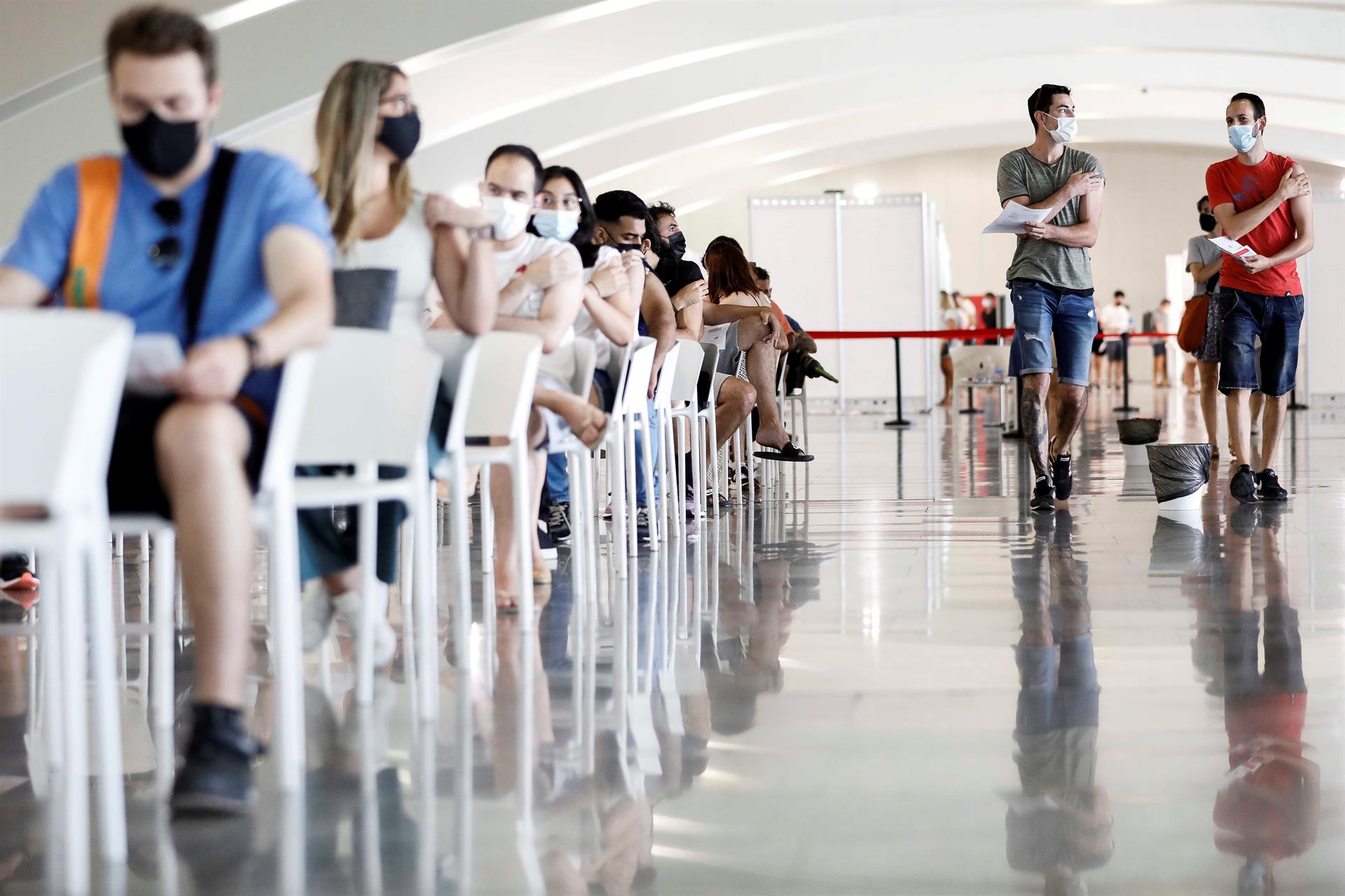 De payaso, en pareo, con tartas o a mitad de boda: las anécdotas de la vacunación
