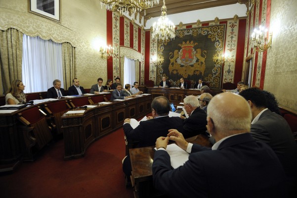 Tripartito y oposición reducen profesionales y vecinos para pactar el consejo del Puerto