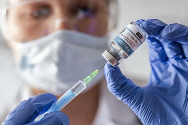 La OMS aboga por tener más evidencia científica antes de decidir si poner o no una tercera dosis