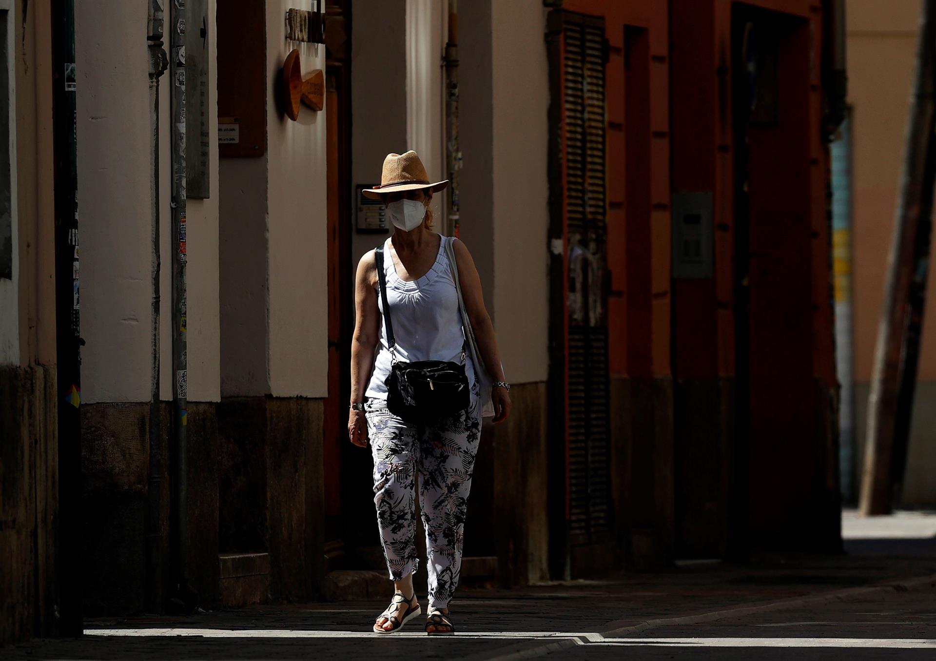 La provincia de Alicante registra un descenso de contagios (786) y de ingresos hospitalarios 