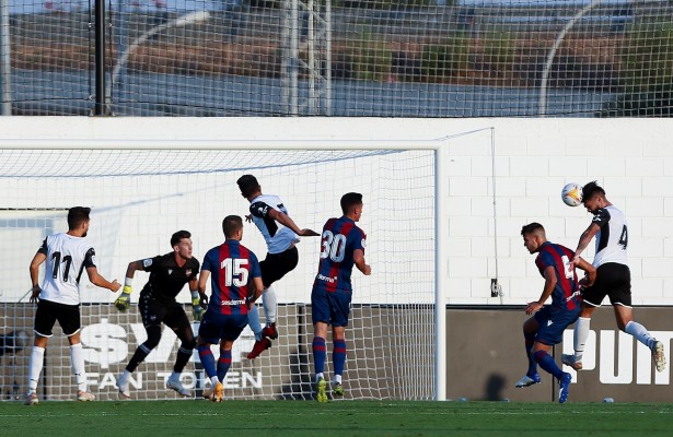 El Valencia se impone en un derbi caldeado