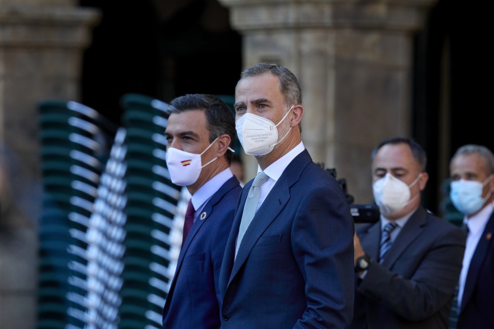 El presidente del Gobierno, Pedro Sánchez (i), y el Rey Felipe VI (d). Foto: JESÚS HELLÍN/EP - 