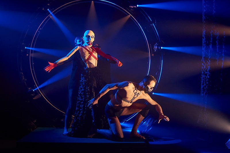 Willkommen, bienvenue, welcome a Espejismo, el cabaret del lado oscuro