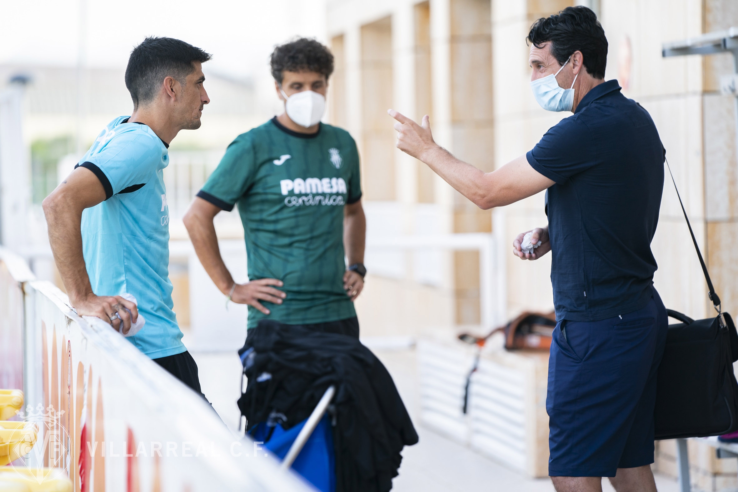 Gerard Moreno conversa con Unai Emery tras su vuelta a los entrenamientos. (Foto: Villarreal CF) - 